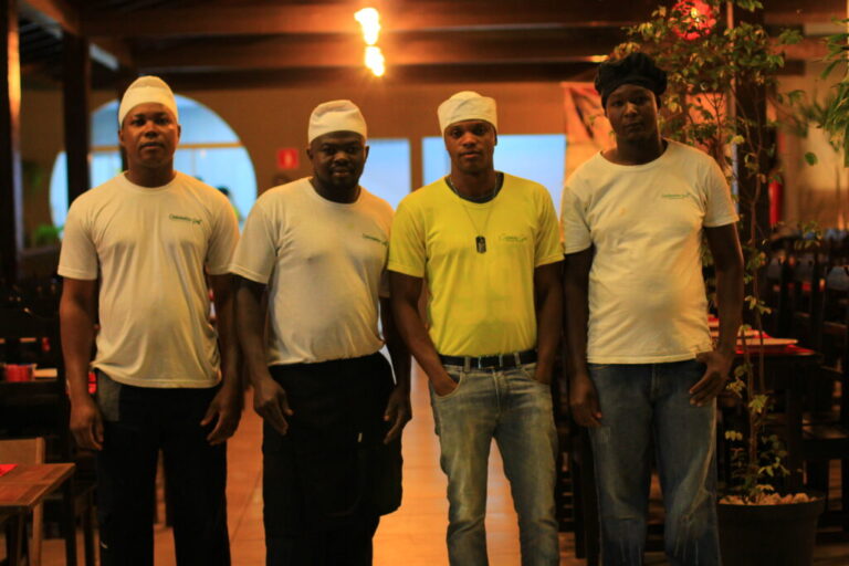 Equipe de pizzaria formada por haitianos faz a diferença em MT