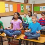 alunos-meditando-em-mesas-de-aula_13339-163114