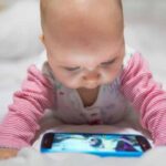 bebe-crianca-celular1-696×365