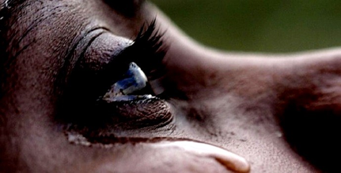 Patroa força zeladora a passar desodorante e a xinga de “preta fedida”