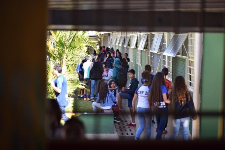 Em meio à pandemia, 6,4 milhões de estudantes voltam às aulas até setembro