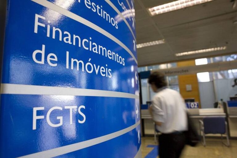 Saque emergencial do FGTS é pago nesta 2ª a trabalhadores nascidos em abril