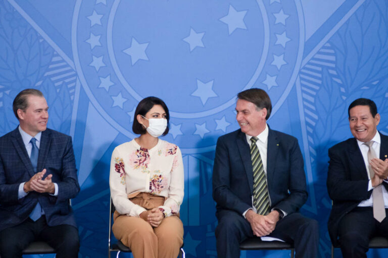 Covid-19: Bolsonaro sanciona flexibilização da validade de receitas médicas