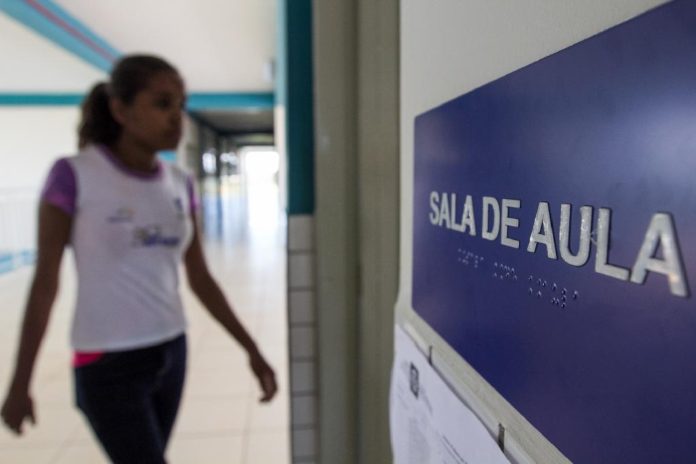 Donos de escolas particulares fazem carreata pela volta às aulas em Cuiabá