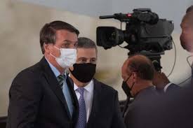 Após ameaçar “encher de porrada”, Bolsonaro chama jornalistas de “bundões”