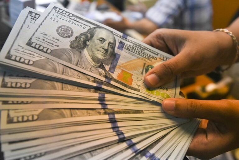 Dólar dispara e supera R$ 5,65 após Senado derrubar veto a reajuste de servidor