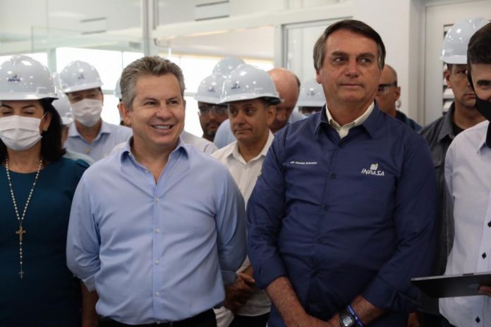 Bolsonaro é recepcionado por centenas de pessoas em Sorriso