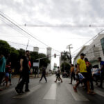 GENTE-ATRAVESSANDO-NA-FAIXA-E-FORA-DELA-centro-de-cuiabá-carro-696×453