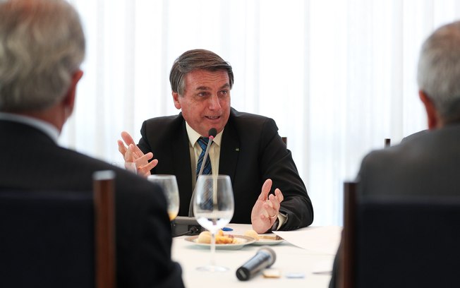 Auxílio emergencial cai para R$ 300 e terá mais 4 parcelas, diz Bolsonaro