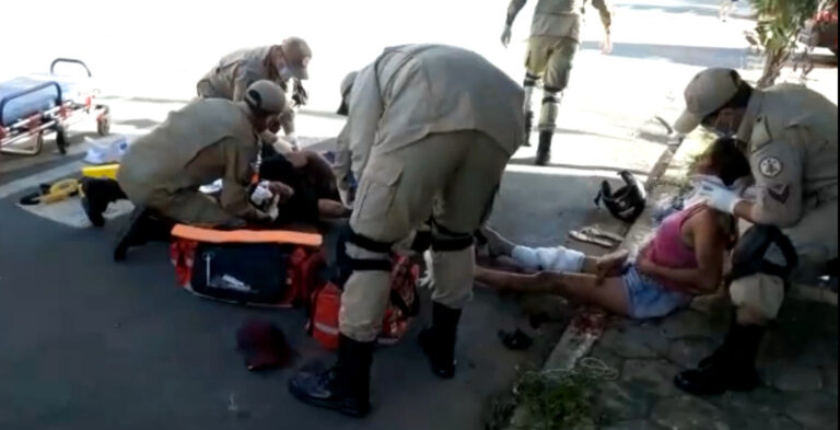 Acidente entre carro e moto deixa mulher ferida