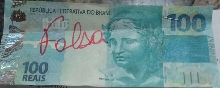Mulher saca nota de 100 reais falsa em Sinop