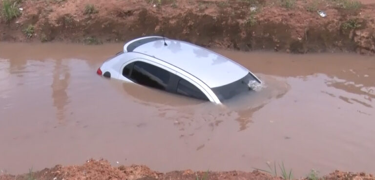 Carro perde controle e cai em valetão cheio de água em Sinop