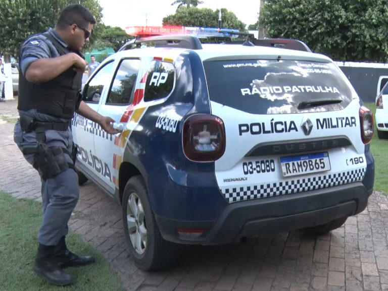 Homem é preso após tentar matar ex-mulher em estabelecimento comercial