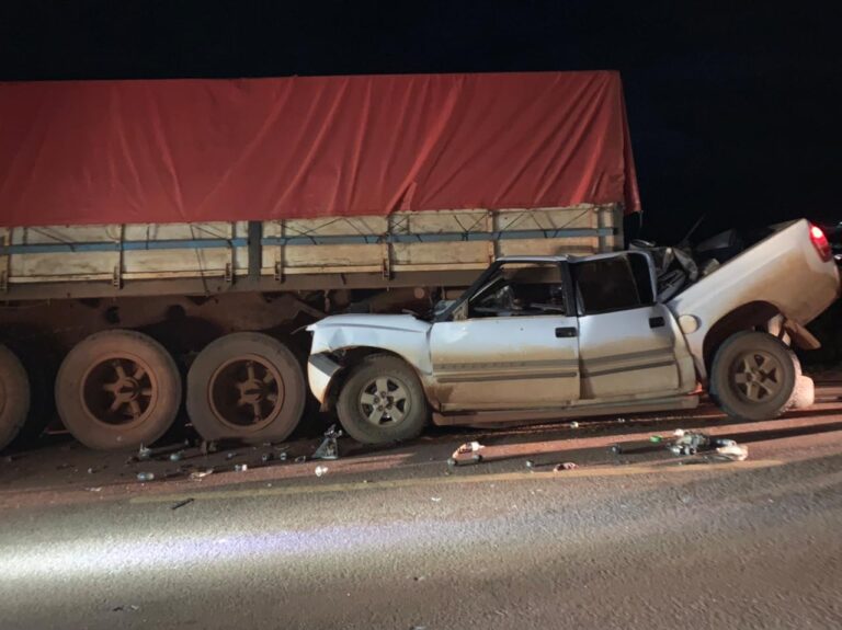 Motorista perde o controle e para embaixo de uma carreta