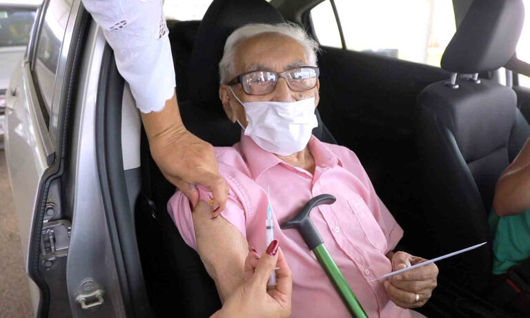 Várzea Grande vacina 1.480 pessoas entre idosos e trabalhadores da saúde