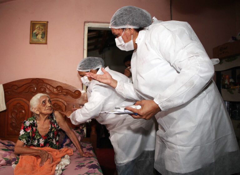 Várzea Grande continua vacinando e já imunizou 160 idosos em suas residências