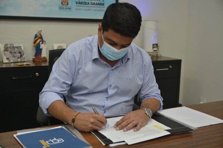 Kalil Sanciona lei de ingresso em consórcio e deposita R$ 5 milhões para comprar vacinas