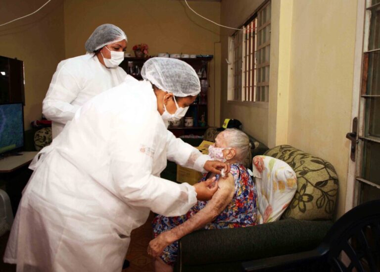 Várzea Grande vacina idosos em casa e analisa ampliar leitos e encampar hospital   