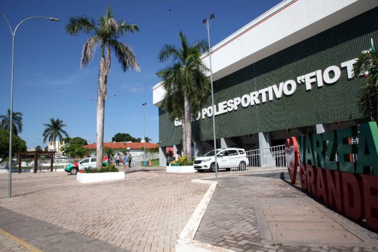 Várzea Grande vai vacinar todos os dias e contesta números de doses recebidas