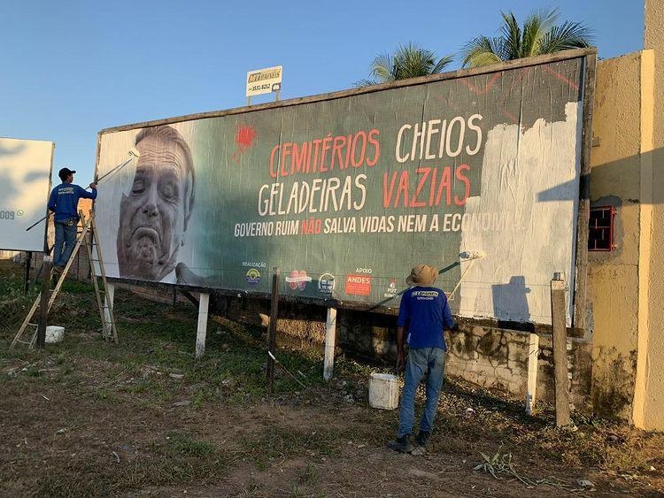CENSURA: Após ameaças e pressão, outdoors com críticas a Bolsonaro são retirados de circulação em Sinop