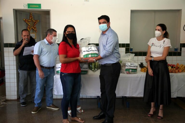 VÁRZEA GRANDE DISTRIBUI KITS ESCOLARES E GARANTE CONDIÇÕES DE FUNCIONAR AS ESCOLAS MUNICIPAIS