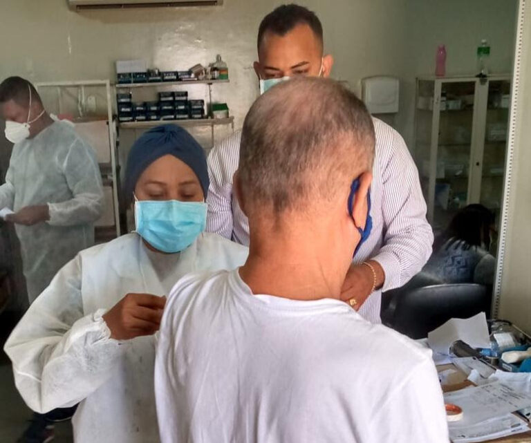 Idosos presos em Cuiabá tomam primeira dose da vacina contra Covid-19
