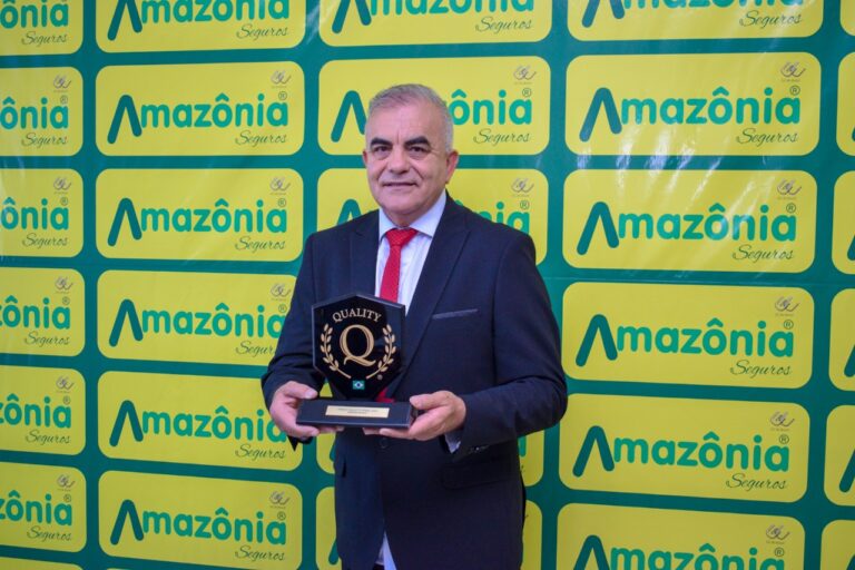 EMPRESA DE SEGUROS COMEMORA RECEBIMENTO DE PREMIO POR EXCELÊNCIA