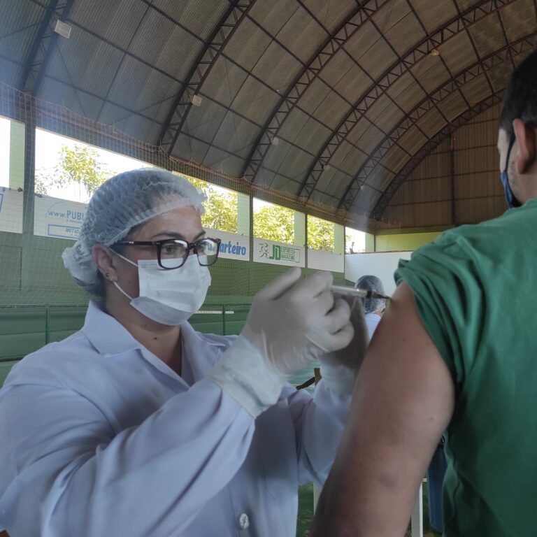 Cláudia consegue avanço considerável na vacinação e reduz faixa etária para 30 anos