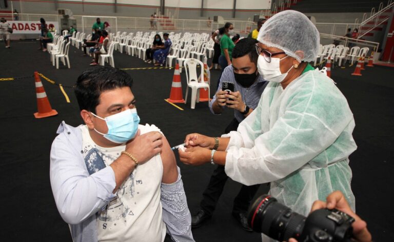 KALIL É VACINADO E COBRA QUE PESSOAS SE CUIDEM E SEJAM IMUNIZADAS PARA VENCER A COVID