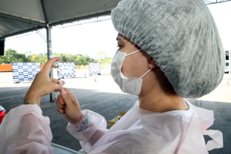 VÁRZEA GRANDE SUPERA 100 MIL VACINADOS COM A PRIMEIRA DOSE E COMEÇA NESTA TERÇA-FEIRA A VACINAR PESSOAS DE 30 A 34 ANOS