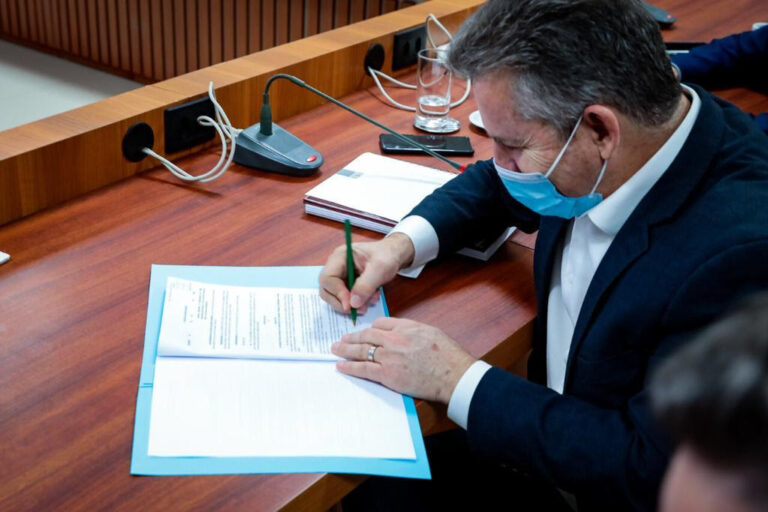 Governo de MT consegue autorização do Confaz e reduz ICMS dos setores de calçados, confecções e têxtil