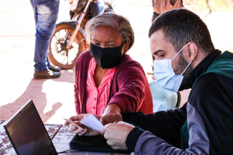 Moradores do Terra Prometida têm ajuda da Defensoria Pública para entrar na fila por vacina