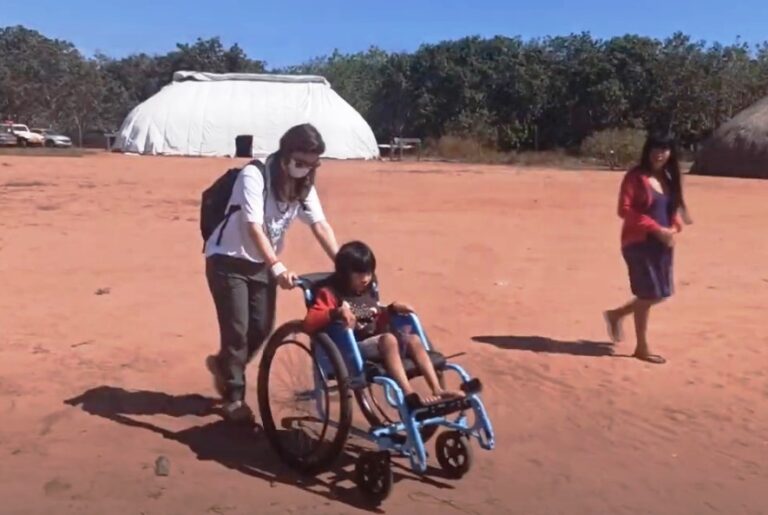 Rotary entrega 130 cadeiras para Xavantes e 50 para entidades da região de Barra do Garças