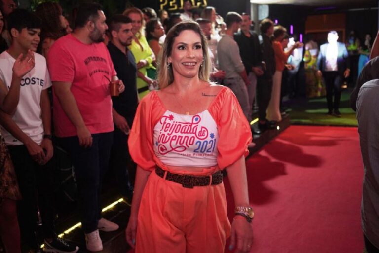 Desfile trouxe 30 tendências de looks customizados para a Feijoada de Inverno 2021