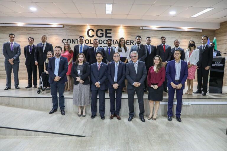 Estado empossa 15 auditores para reforçar função social e preventiva da CGE