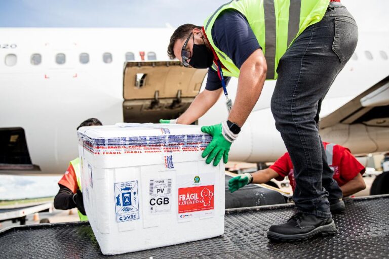 Mato Grosso recebe 54.400 doses de vacina contra a Covid-19 nesta segunda-feira (13)