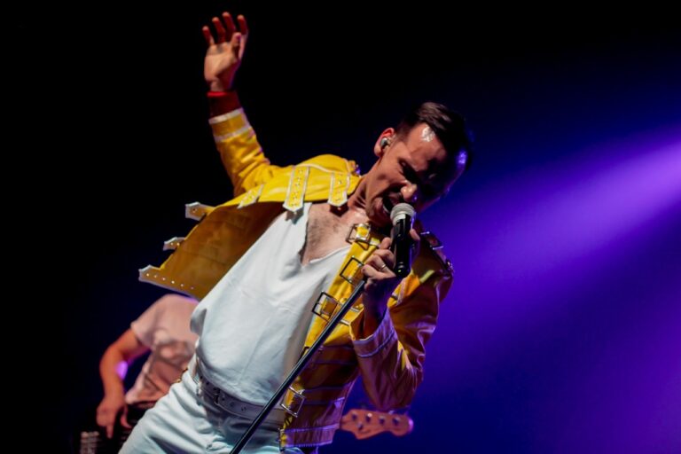 Freddie Mercury cover no Shopping Sinop