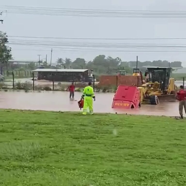 Sinop sofre com enchente, carros e até viatura do Corpo de Bombeiros são levados pela água