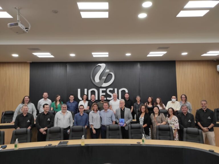 Criador do “Método Mágico”, ex-vice-presidente da Disney chega a Sinop e recebe as boas vindas na UNESIN