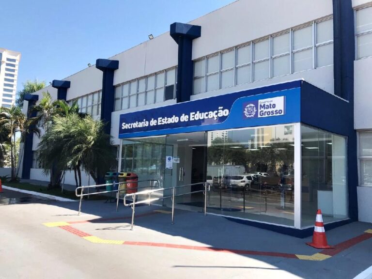 Governo de MT entrega 150 óculos com dispositivo de leitura para alunos cegos da rede estadual