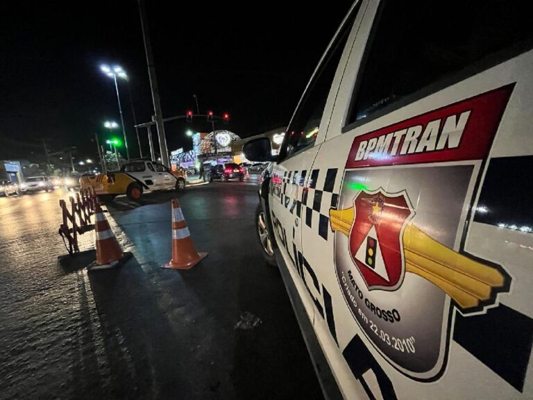 Operação fiscaliza 181 veículos e prende duas pessoas na Avenida Fernando Corrêa