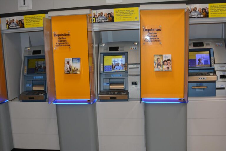 Governo estadual paga servidores nesta quinta-feira, incluindo 50% do 13° salário aos efetivos