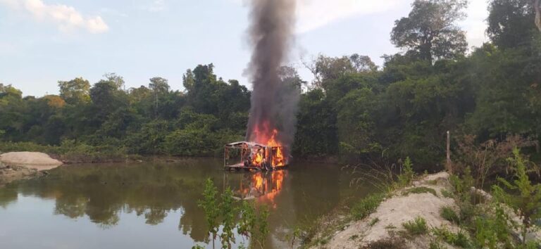 Operação embarga propriedades em área de preservação e destrói balsas usadas em garimpos ilegais
