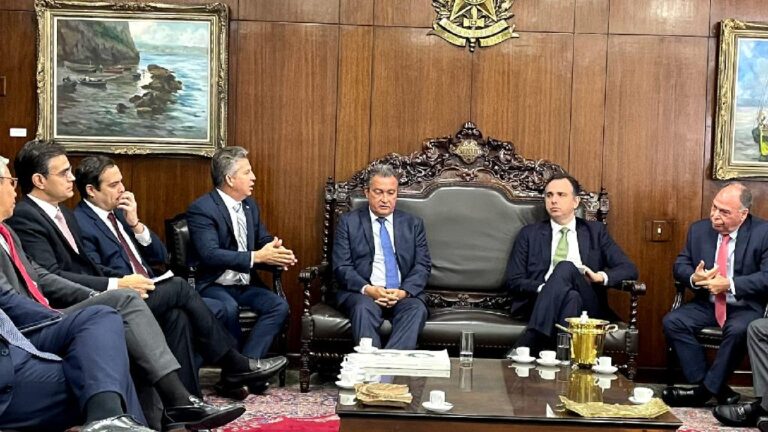 Governador elogia discussão para reduzir impostos, mas pede garantia da Petrobras que preço abaixe na bomba