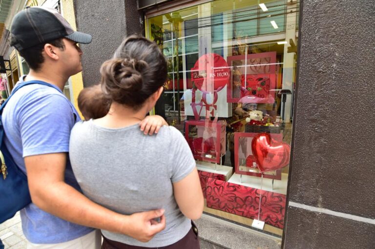 Procon-MT orienta consumidores sobre cuidados com a compra de presentes