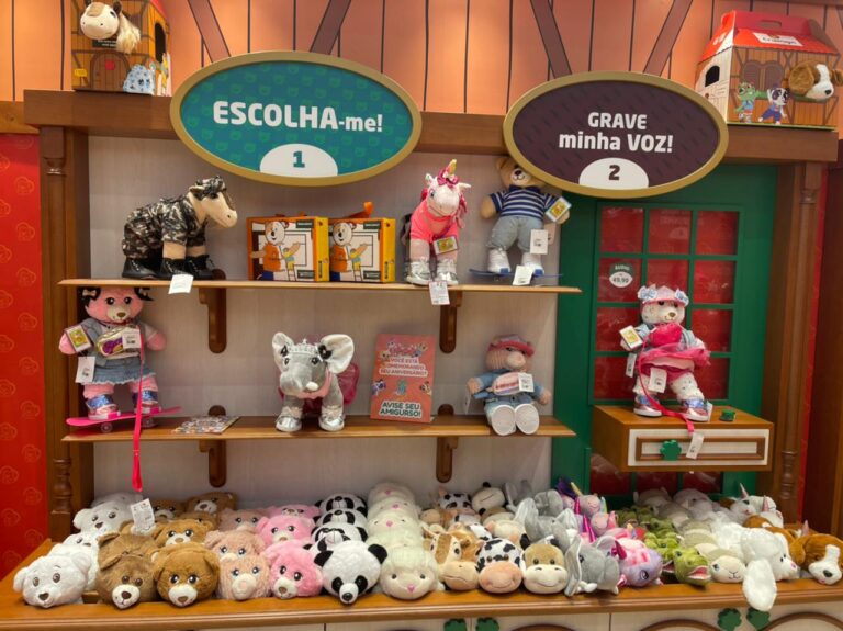 Oficina de pelúcia personalizada permite gravar áudio de entes queridos em ursinhos
