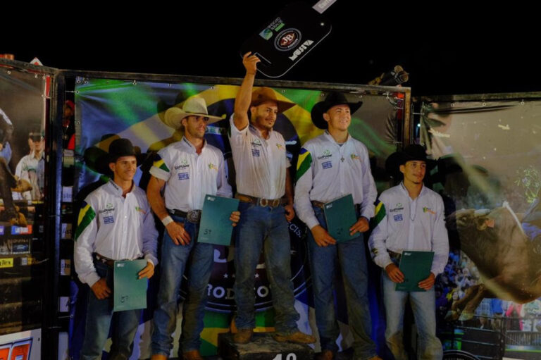 Valdecir Pereira Jr, de São José do Povo (MT), vence o rodeio da 54° Expoagro