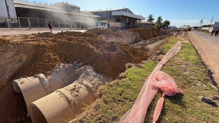 Avançam obras de drenagem no Setor Industrial para execução do asfalto