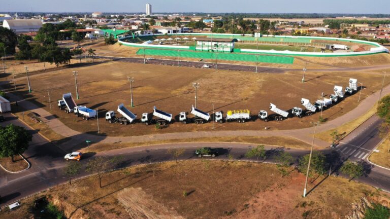 Prefeito entrega nas comemorações do aniversário de Sinop 11 caminhões novos para secretaria de Obras