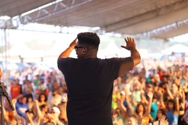 Abertura do Festival de Praia reúne mais de 8 mil pessoas e agrada visitantes; evento continua no fim de semana